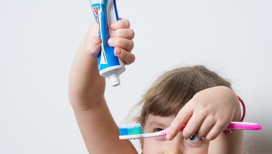 Pourquoi les enfants ont-ils besoin d’un dentifrice spécifique ?