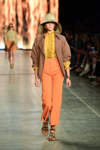 La nouvelle collection d'Alberta Ferretti est destinée à la femme active, moderne, et dynamique. A noter la palette pleine de fraîcheur et de soleil, avec du rose, du jaune, du orange, et du bleu. Milan, le 18 septembre 2019.