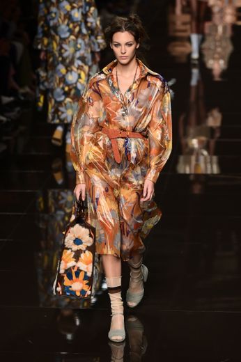 Pour sa première collection sans Karl Lagerfeld, Silvia Venturini Fendi signe des créations ensoleillées, tout en légèreté, avec un accent porté sur les imprimés floraux version XXL. Milan, le 19 septembre 2019.