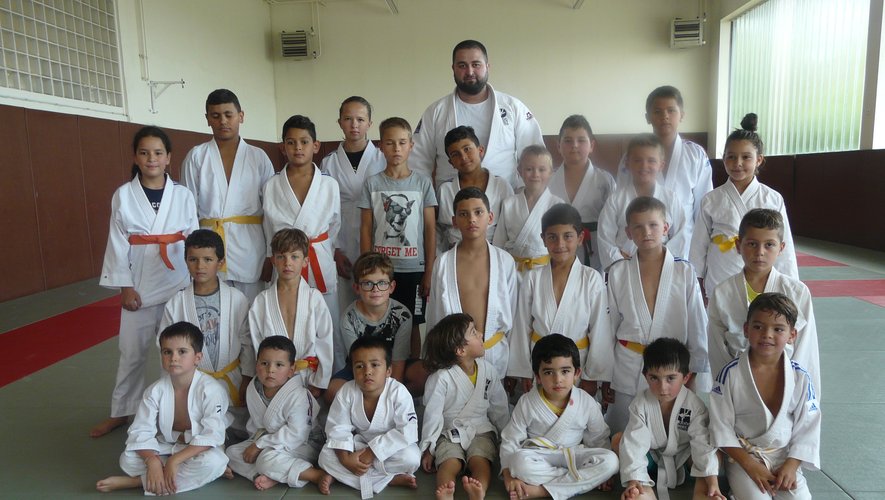 Un des groupes de judokas  avec Islam Adouyev, prêt  pour l’entraînement !