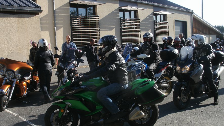 Une quarantaine de motards venus de plusieurs coins du département alignaient leurs bolides devant la salle des fêtes.