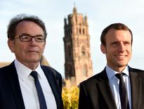 Emmanuel Macron avec le maire ruthénois Christian Teyssèdre lors de sa venue à Rodez en août 2016lorsqu’il était ministre de l’Économie.