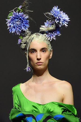 Marni a tout misé sur les coiffures botaniques de ses mannequins, le maquillage nude était de mise pour concentrer l'attention sur le jardin capillaire.