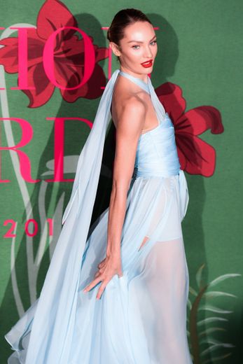 Candice Swanepoel a opté pour une longue robe vaporeuse d'un bleu pâle signée Philosophy di Lorenzo Serafini. Milan, le 22 septembre 2019.