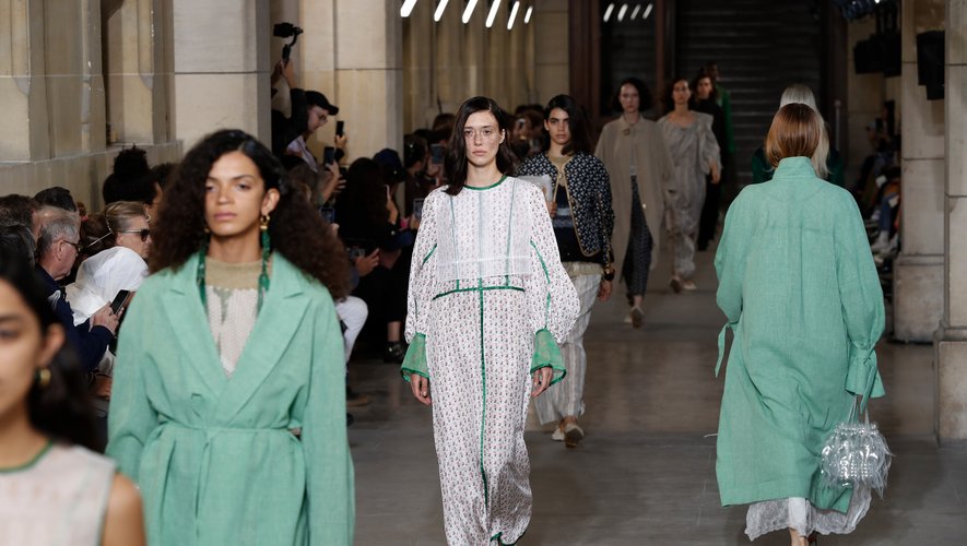 Les robes et vêtements d'extérieur assez amples et aériens de Mame Kurogouchi, dont la collection est dominée par une palette faite de blanc et de vert avec quelques éléments évoquant la nature. Paris, le 23 septembre 2019.