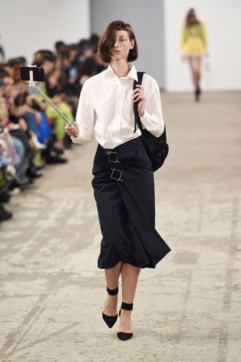 La marque Kimhekim livre une interprétation moderne de plusieurs vêtements traditionnels coréens, comme cette jupe associée à une chemise blanche classique. Paris, le 23 septembre 2019.
