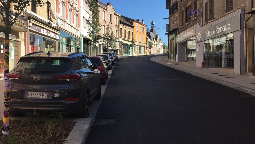 Plus moderne et plus agréable pour le chaland, le nouveau visage de la rue Cayrade offre de belles perspectives, mais les places de parking sont chères.