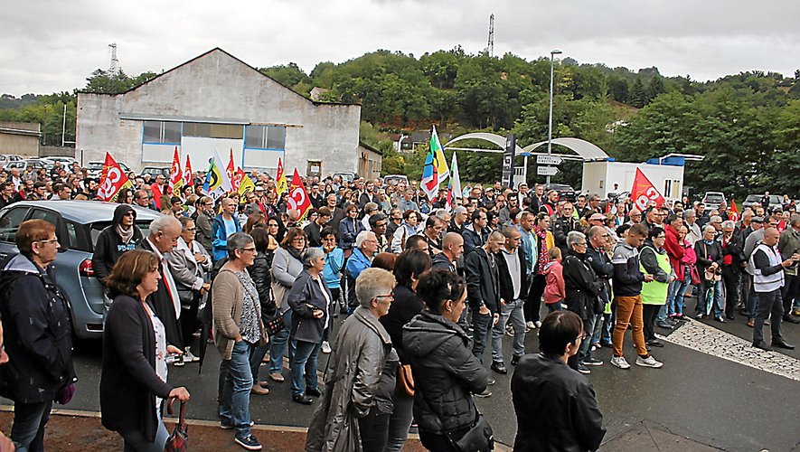 Plus de 400 personnes se sont rassemblées devant la Sam hier après-midi.