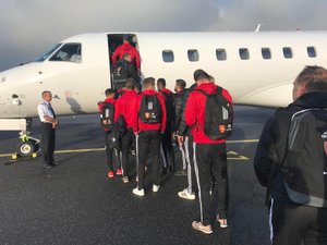 Les footballeurs ruthénois au moment de monter dans l'avion privé lundi, à l'aéroport ruthénois.