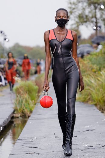 Chez Marine Serre, les mannequins portent des combinaisons recyclées, rouge et noir, ainsi qu'un masque sur la bouche. Paris, le 24 septembre 2019.