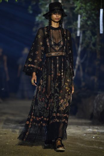 Dior présente également de nombreuses robes longues, sombres ou claires, entièrement recouvertes de fleurs, faisant écho au décor représentant un jardin. Paris, le 24 septembre 2019.
