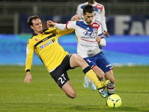 L’ancien Sochalien à la lutte avec l'ex-Lyonnais, Maxime Gonalons.