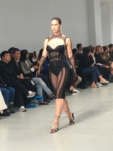 Mugler a dévoilé sa nouvelle collection à Paris à l'occasion de la Fashion Week.