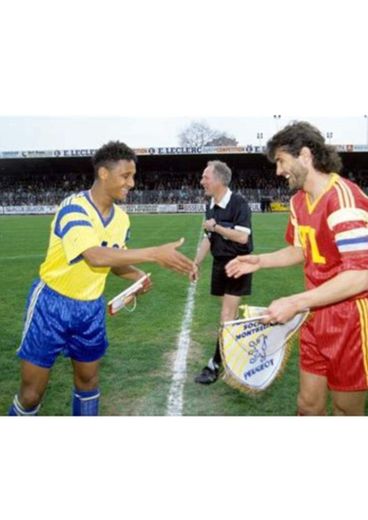 L'échange de fanions entre les capitaines Ruthénois et Sochalien un certain 14 mai 1991, dans un stade Paul-Lignon plein à craquer.
