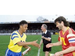 L'échange de fanions entre les capitaines Ruthénois et Sochalien un certain 14 mai 1991, dans un stade Paul-Lignon plein à craquer.