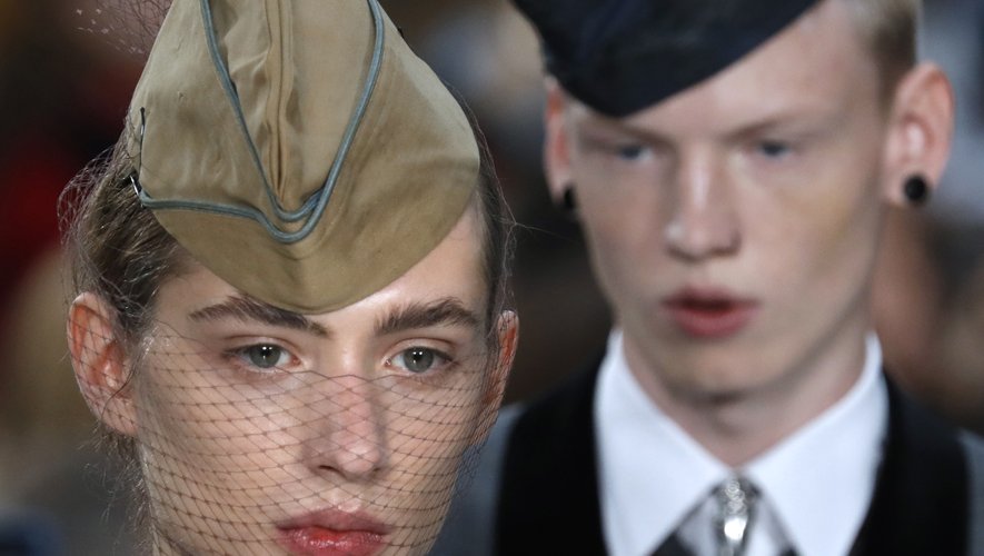 Les mannequins du défilé Maison Margiela, placé sous le signe de la grande guerre, affichaient des teints luisants, des sourcils broussailleux et des lèvres pulpeuses.