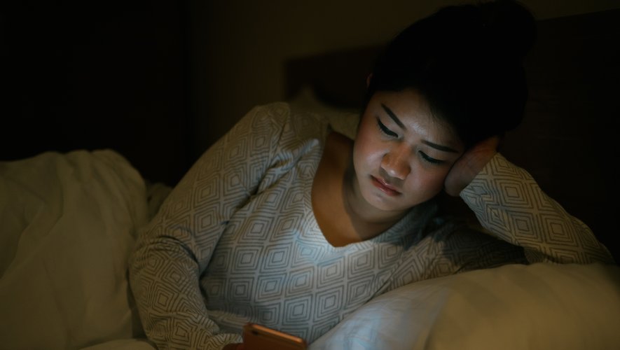 Les adolescents qui ont fait de la luminothérapie et participé à des séances de TTC sont parvenus à augmenter leurs temps total de sommeil de près de 45 minutes par nuit.