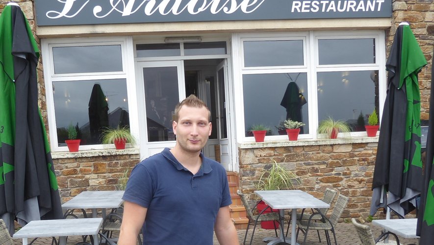 Adrien Peltier devant son restaurant « L’Ardoise ».