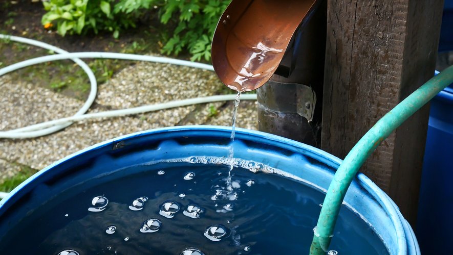 Une installation destinée à canaliser les eaux pluviales chez le voisin situé en aval est une servitude dont ce voisin ne peut demander la suppression que durant trente ans.