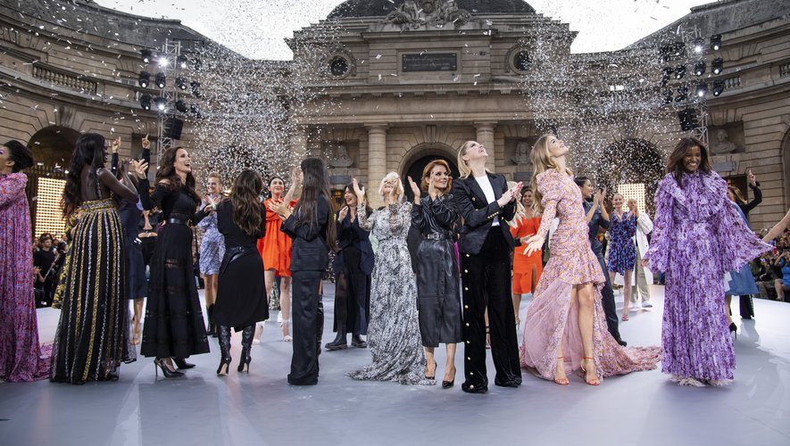 L'Oréal Paris a fait défiler 32 de ses porte-parole pour son traditionnel défilé organisé pendant la Fashion Week de Paris.