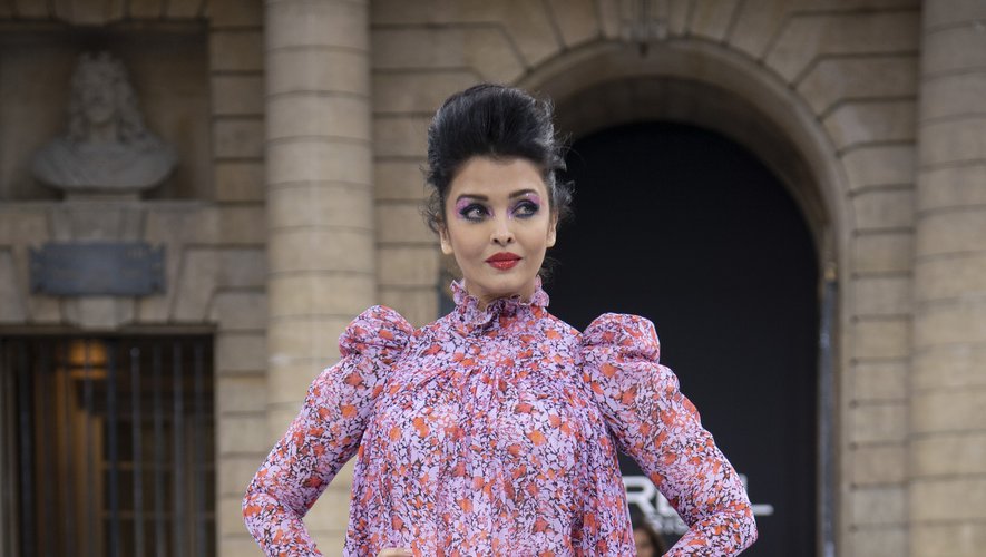 Aishwarya Rai lors du défilé L'Oréal Paris à la Monnaie de Paris.