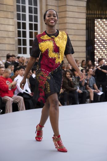 Aja Naomi King lors du défilé L'Oréal Paris à la Monnaie de Paris.