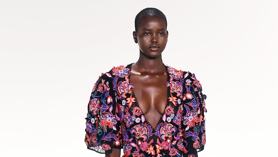 Les inspirations sont multiples chez Givenchy qui propose aussi bien des silhouettes tout cuir, que des créations en denim inspirées des nineties, ou des robes entièrement recouvertes de fleurs. Paris, le 29 septembre 2019.