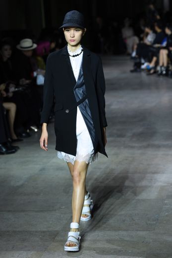 Shiatzy Chen propose une collection rafraîchissante et dynamique, parfois un brin sportswear, majoritairement déclinée en noir. Paris, le 30 septembre 2019.