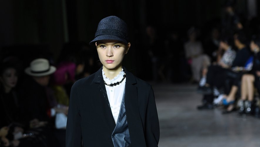 Shiatzy Chen propose une collection rafraîchissante et dynamique, parfois un brin sportswear, majoritairement déclinée en noir. Paris, le 30 septembre 2019.