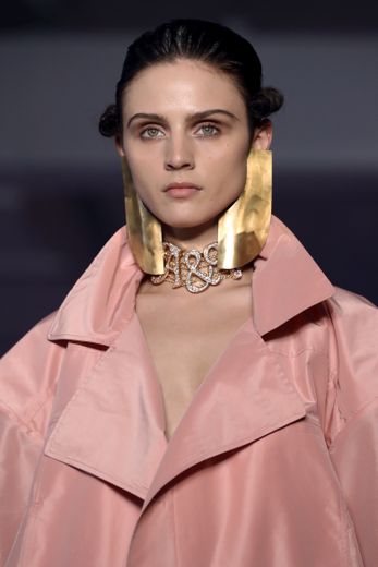 Peaux veloutées, sourcils bien définis et ombre à paupières romantique ont contribué au look envoûtant du défilé Vivienne Westwood.