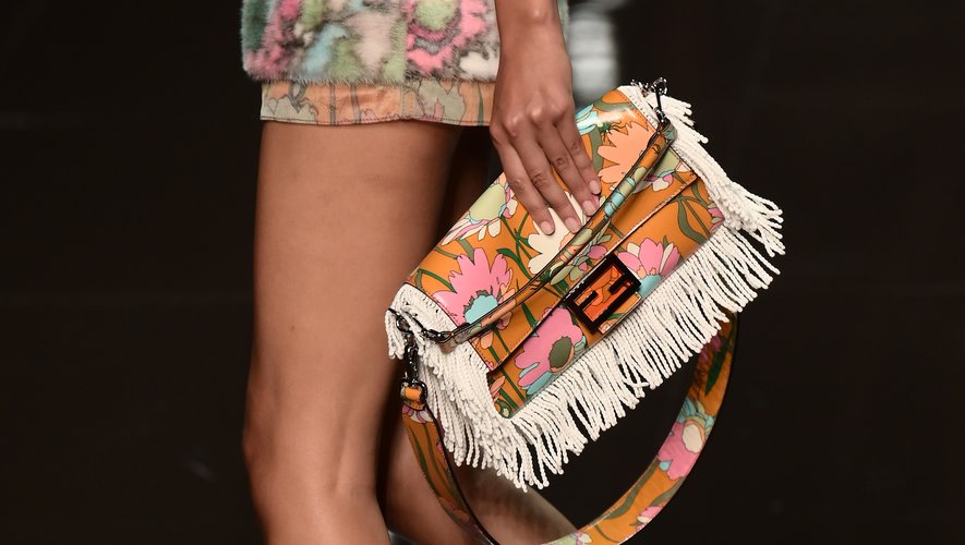 Le sac à franges recouvert de fleurs de la maison Fendi. Milan, le 19 septembre 2019.