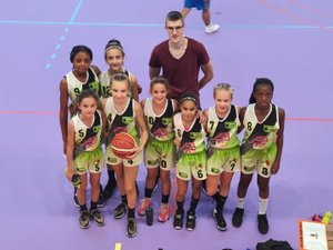 Les U13 F1 qualifiées au plus haut niveau régional avec leur coach Romain.