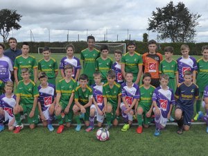 L’équipe II des U15 et celle d’Aguessac avant le coup d’envoi.