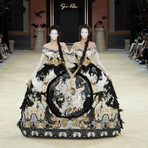 Guo Pei présentera son premier défilé au Royaume-Uni pour célébrer le 20ème anniversaire de la série de présentations "Fashion in Motion" au Victoria &Albert Museum
