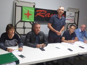 Les membres du bureau de Rando Évasion autour du maire Jean-Philippe Sadoul.