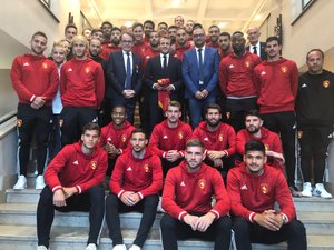 Joueurs et dirigeants du Raf ont posé aux côtés d'Emmanuel Macron à la mairie de Rodez, jeudi.