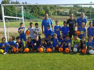 Le groupe de la catégorie U8-U9 avec leurs coachs.