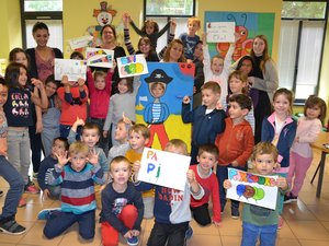 Passe tête et pancartes réalisées par les enfants pour la kermesse.