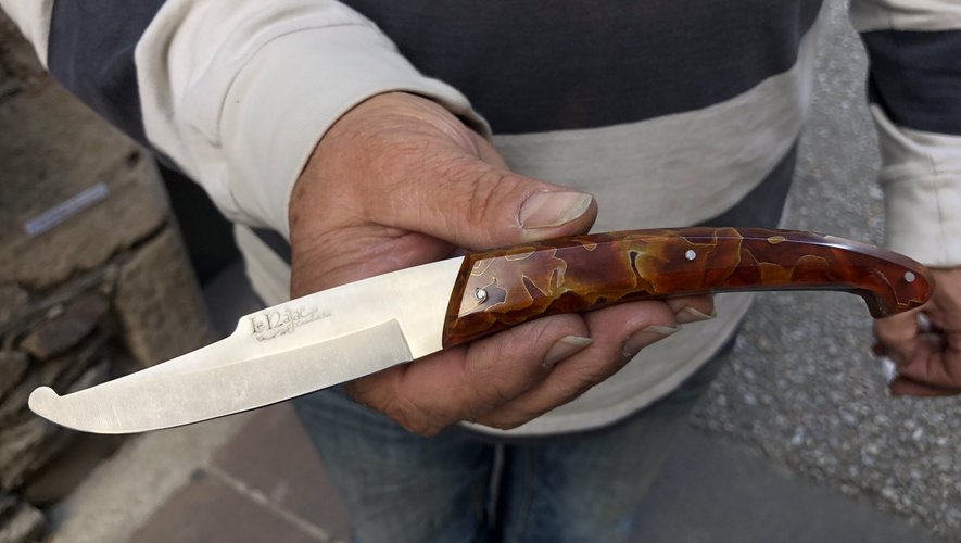 Le couteau  « Le Najac » avec un manche en feuilles de bronze qui produit un effet d’ombres et de lumières.
