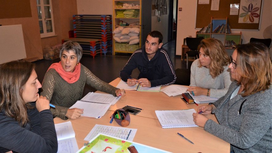 Céline Sallan (deuxième en partant de la gauche sur la photo), la nouvelle directrice au travail avec son équipe pédagogique.