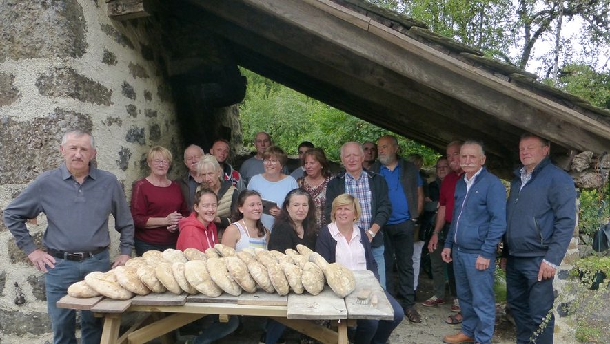Les villageois réunis autour d’une belle fournée de pain.