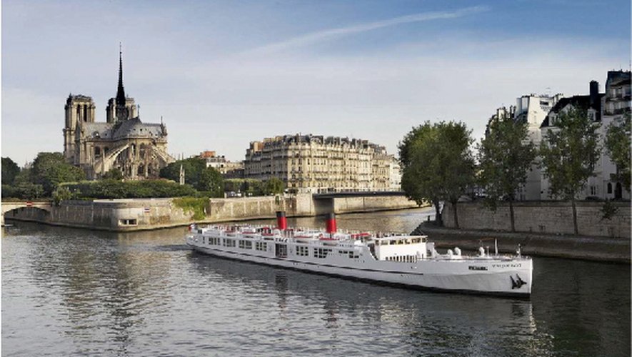 Les touristes descendent la Seine en péniche, et les athlètes des Jeux de Paris 2024 la descendront sur des barges pour la cérémonie d'ouverture.