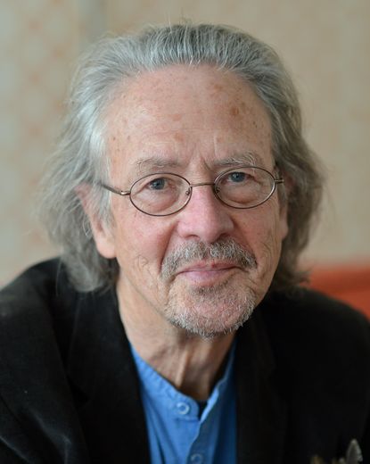 L'Autrichien Peter Handke, couronné jeudi du Nobel de littérature, est un auteur foisonnant en lutte contre les conventions