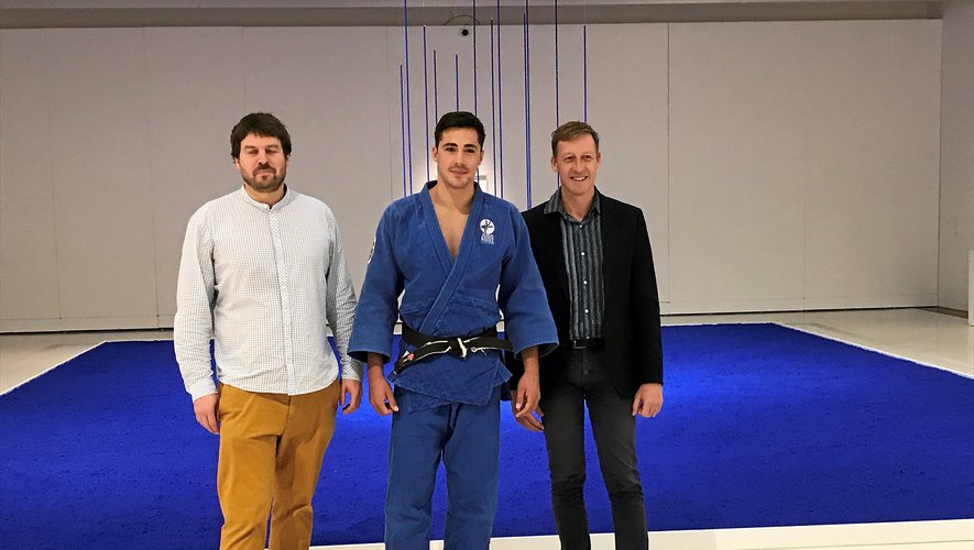Benoît Blin et Louis Moulin,  du Judo Rodez Aveyron, accompagnés de Christophe Hazemann, directeur adjoint du musée Soulages, devant une œuvre d’Yves Klein.