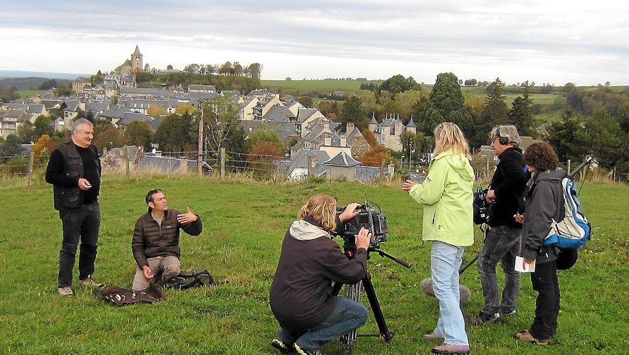 Christian Lemasson, à gauche, lors d'un tournage sur les hauteurs de Laguiole.