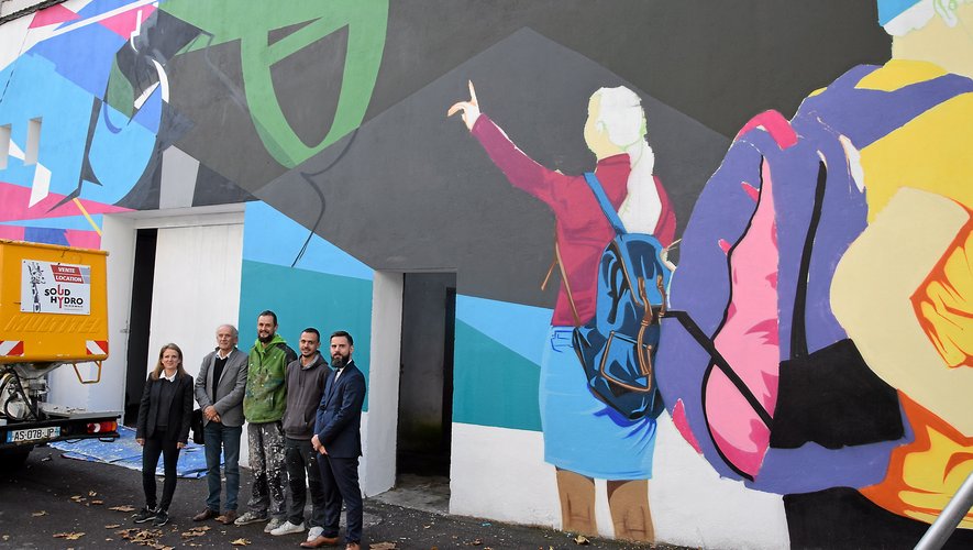 En lien avec le Siècle Soulages, les artistes du collectif Aéroson réalisent une fresque sur un mur du collège Fabre.