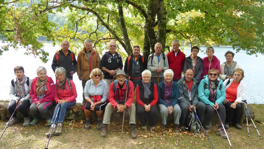 Les participants à cette randonnée au bord du lac de Castelnau-Lassouts.