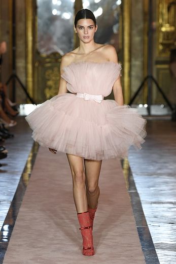 Kendall Jenner porte une mini-robe en tulle rose signée Giambattista Valli x H&M lors du défilé organisé à Rome.