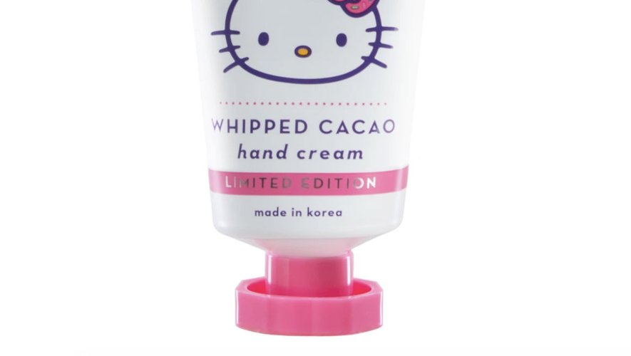 "The Creme Shop X Hello Kitty" se présente comme une crème pour les mains au cacao et au beurre de karité enrichie en vitamine E.
