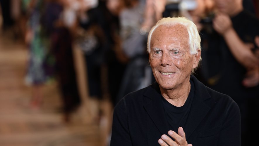 Le couturier italien Giorgio Armani à la fin du défilé haute couture 2019/2020 à Paris, le 2 juillet 2019.